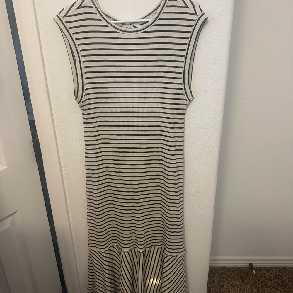Elegant Striped Sleeveless Midi Dress